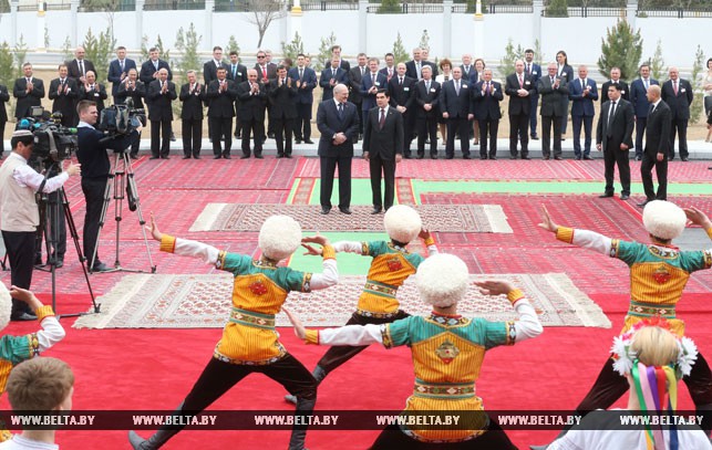 Александр Лукашенко и Гурбангулы Бердымухамедов во время церемонии