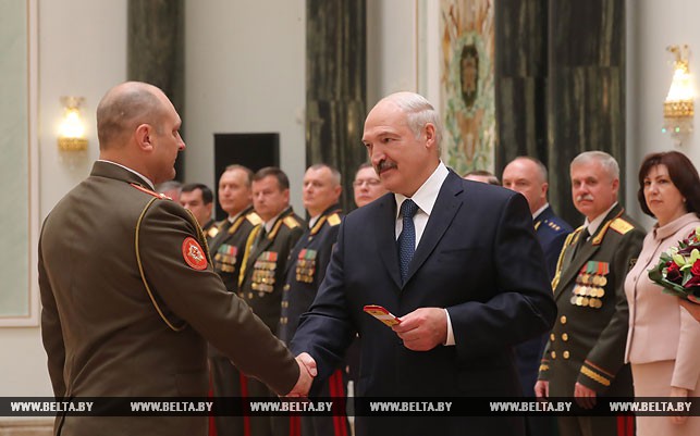 Александр Лукашенко вручает погоны генерал-майора заместителю начальника вооружения Вооруженных Сил - начальнику штаба вооружения Андрею Федину
