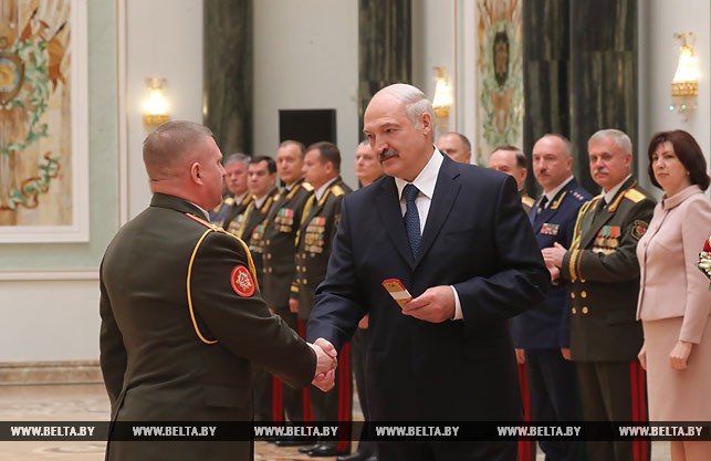 Александр Лукашенко вручает погоны генерал-майора первому заместителю начальника тыла Вооруженных Сил - начальнику штаба тыла Александру Панферову
