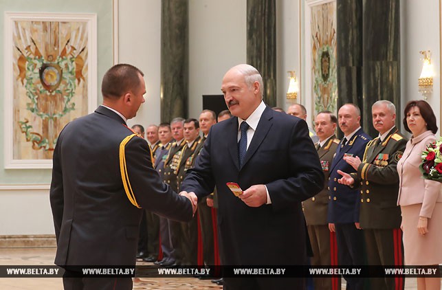 Александр Лукашенко вручает погоны генерал-майора милиции начальнику УВД Витебского облисполкома Ивану Кубракову