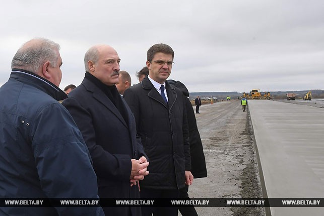 Александр Лукашенко ознакомился с восстановлением аэропорта в Болбасово.