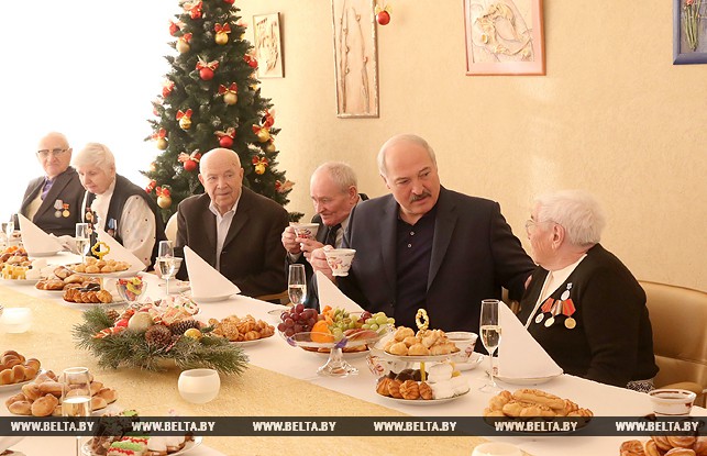 Александр Лукашенко во время посещения дома-интерната