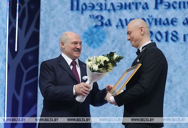 Александр Лукашенко вручает премию "За духовное возрождение" Евгению Олейнику