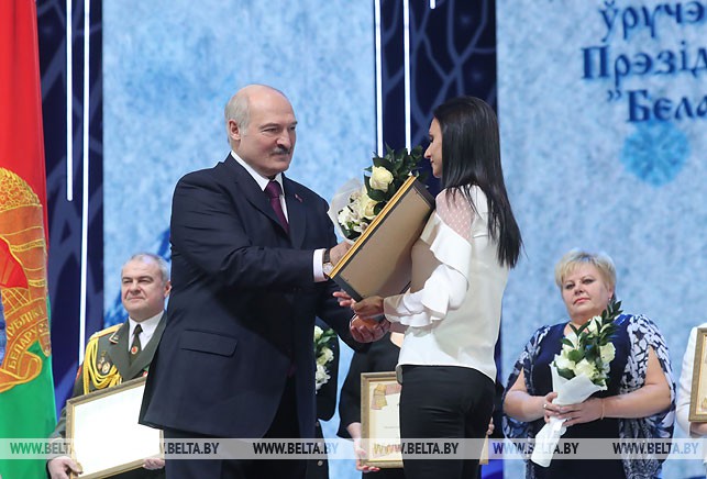 Специальную премию "Белорусский спортивный Олимп" 2018 года Президент вручил спортсмену-инструктору национальной команды по легкой атлетике Ольге Мазуренок