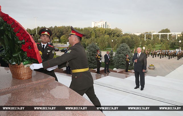 Александр Лукашенко возлагает венок к Монументу Независимости и гуманизма.