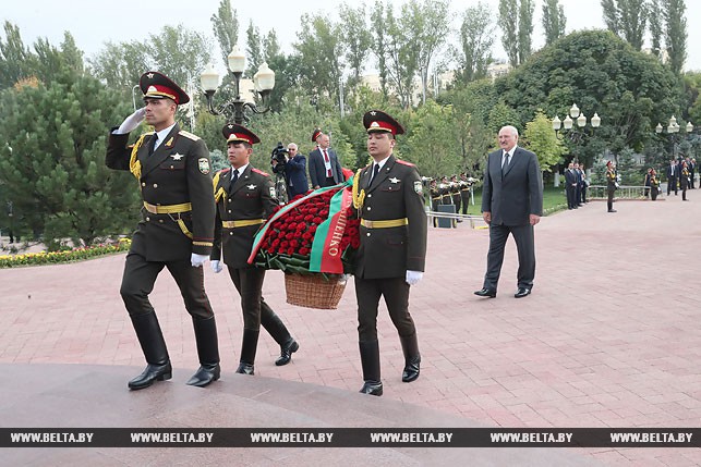 Александр Лукашенко возлагает венок к памятнику Первому Президенту Узбекистана Исламу Каримову.