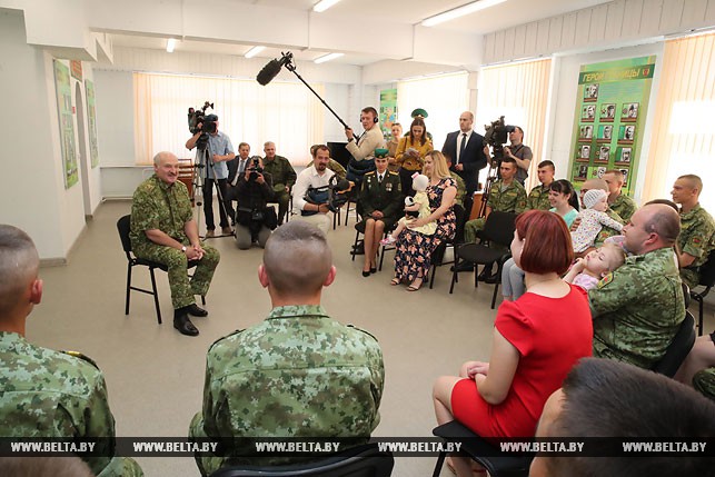 Александр Лукашенко во время посещения погранзаставы "Дивин"