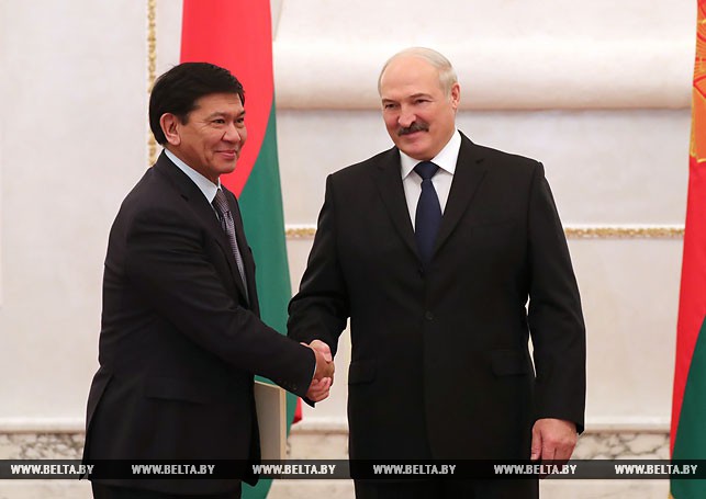 Президент Беларуси Александр Лукашенко и Чрезвычайный и Полномочный Посол Республики Казахстан в Республике Беларусь Ермухамет Ертысбаев.