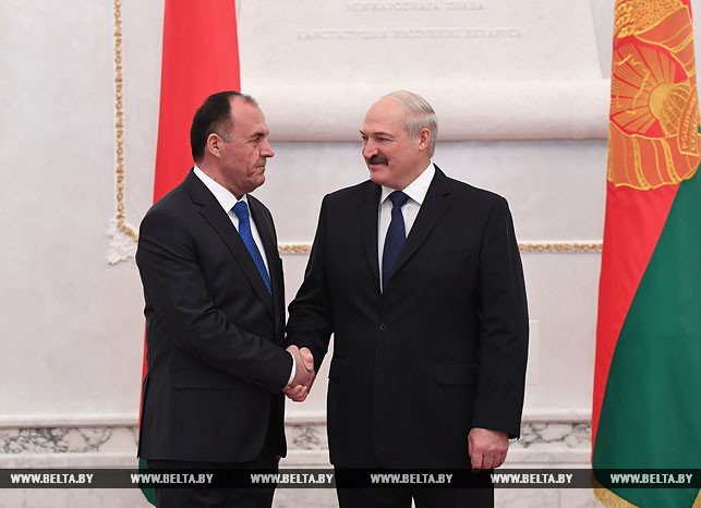 Президент Беларуси Александр Лукашенко и Чрезвычайный и Полномочный Посол Республики Таджикистан в Республике Беларусь Хакдод Махмадшариф.