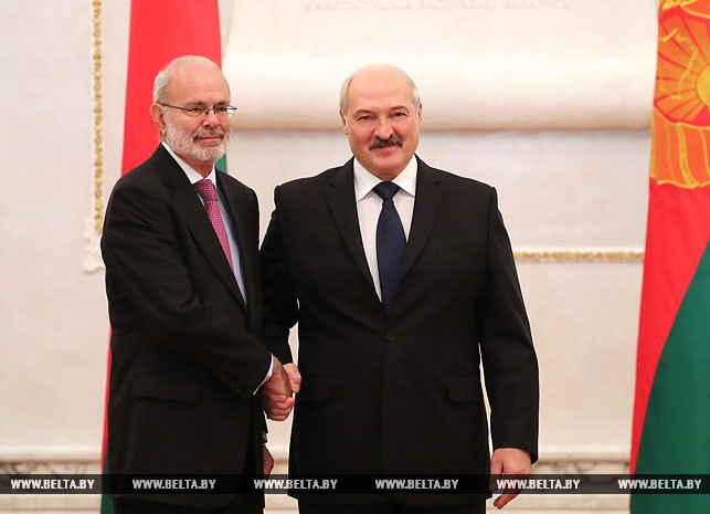 Президент Беларуси Александр Лукашенко и Чрезвычайный и Чрезвычайный и Полномочный Посол Республики Колумбия в Республике Беларусь Альфонсо Лопес Кабальеро.