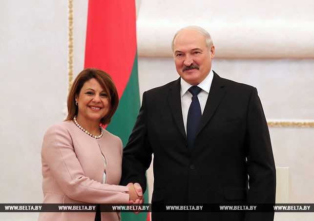 Президент Беларуси Александр Лукашенко и Чрезвычайный и Полномочный Посол Республики Мальта в Республике Беларусь Наташа Мели Даудей.