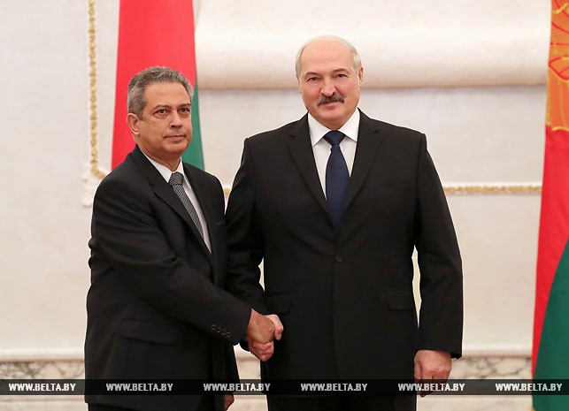 Президент Беларуси Александр Лукашенко и Чрезвычайный и Полномочный Посол Республики Куба в Республике Беларусь Хуан Вальдес Фигероа.