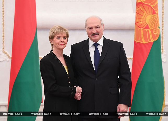 Президент Беларуси Александр Лукашенко и Чрезвычайный и Полномочный Посол Республики Исландии в Республике Беларусь Берглинд Асгейрсдоттир.