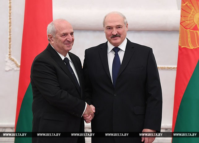 Президент Беларуси Александр Лукашенко и Чрезвычайный и Полномочный Посол Грузии в Республике Беларусь Валерий Кварацхелия.