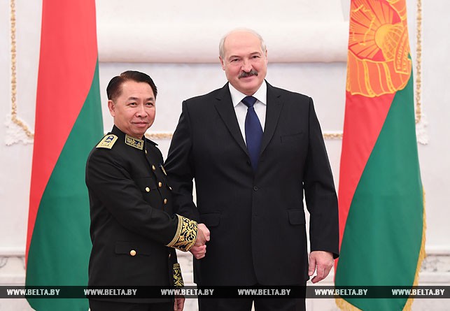 Президент Беларуси Александр Лукашенко и Чрезвычайный и Чрезвычайный и Полномочный Посол Королевства Камбоджа в Республике Беларусь Виксет Кер.