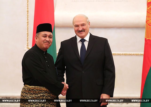 Президент Беларуси Александр Лукашенко и Чрезвычайный и Полномочный Посол Малайзии в Республике Беларусь Датук Мат Дрис бин Хаджи Якуб.