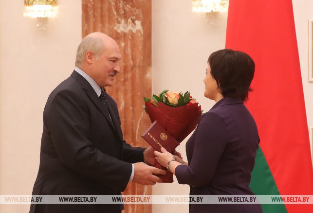 Александр Лукашенко вручает аттестат профессора Аннея Яровой (Белорусский государственный университет транспорта)