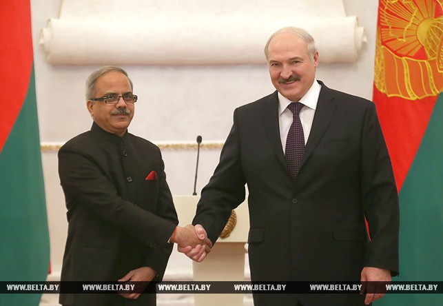 Александр Лукашенко принял верительные грамоты Чрезвычайного и Полномочного Посла Республики Индия в Республике Беларусь Панкаджа Саксены