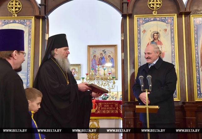 Александр Лукашенко во время посещения храма Преображения Господня
