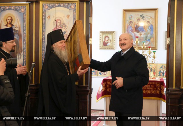 Александр Лукашенко передал в дар храму икону "Иисус Христос Вседержитель"