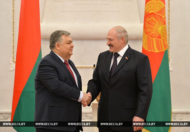Президент Беларуси Александр Лукашенко и Чрезвычайный и Полномочный Посол Азербайджанской Республики в Республике Беларусь Латиф Гандилов