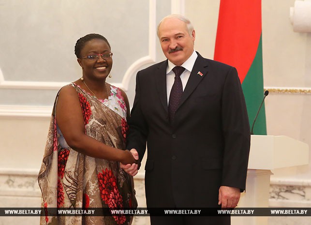 Президент Беларуси Александр Лукашенко и Чрезвычайный и Полномочный Посол Руанды в Беларуси Жанна д