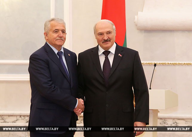 Президент Беларуси Александр Лукашенко и Чрезвычайный и Полномочный Посол Армении в Беларуси Олег Есаян