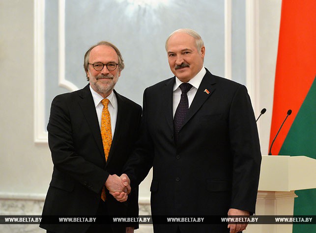 Президент Беларуси Александр Лукашенко и Чрезвычайный и Полномочный Посол Нидерландов в Беларуси Рональд Ван Дартель