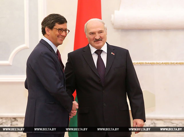 Президент Беларуси Александр Лукашенко и Чрезвычайный и Полномочный Посол Мальтийского Ордена в Беларуси Дэвид Тракслер