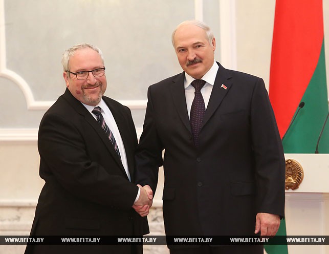 Президент Беларуси Александр Лукашенко и Чрезвычайный и Полномочный Посол Израиля в Беларуси Алон Шохам