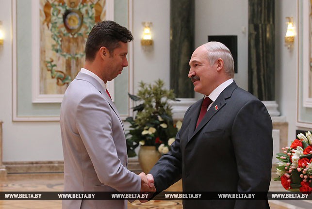 Александр Лукашенко вручил игроку в настольный теннис Владимиру Самсонову орден Почета