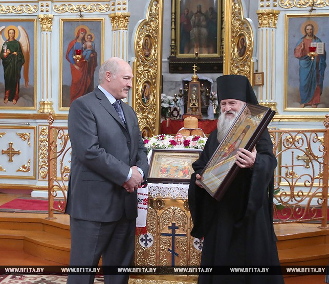 Александр Лукашенко и епископ Могилевский и Мстиславский Софроний.