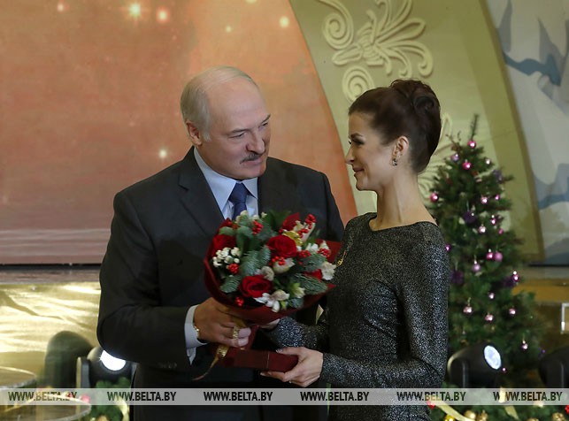 Александр Лукашенко вручил диплом о присвоении почетного звания заслуженного артиста Беларуси артистке балета Людмиле Хитровой