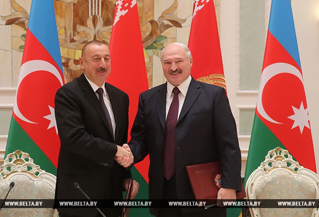Ильхам Алиев и Александр Лукашенко во время подписания совместного заявления
