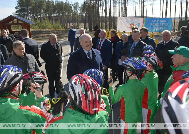 Александр Лукашенко во время посещения лыжероллерной трассы