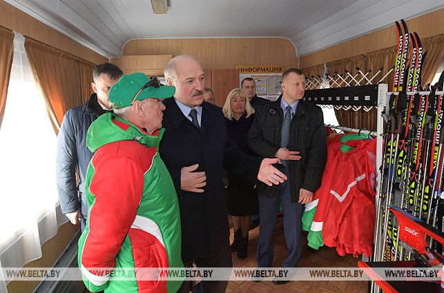 Александр Лукашенко во время осмотра спортивного инвентаря