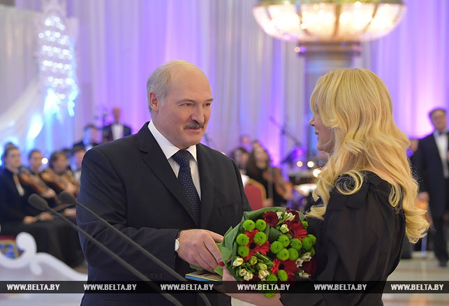 Благодарность Президента объявлена заместителю главного директора главной дирекции телеканала "Беларусь 1" Ольге Шлягер.