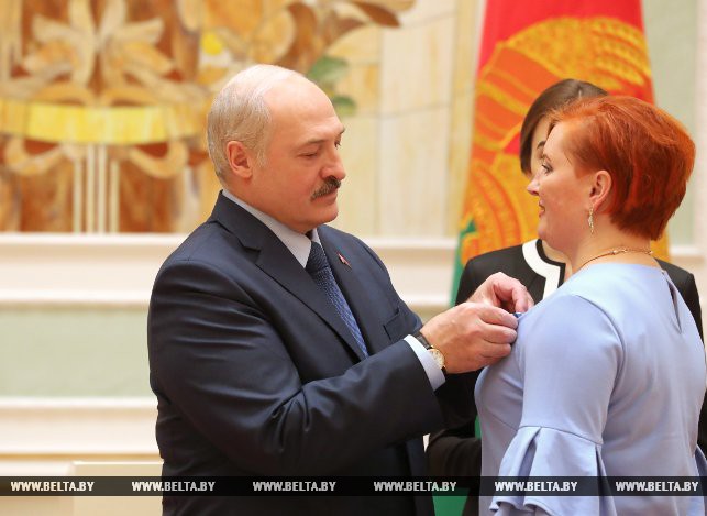Александр Лукашенко награждает Елену Калакустову