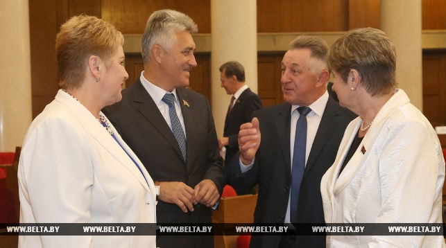 Депутаты в Овальном зале Дома правительства перед встречей с Президентом Беларуси