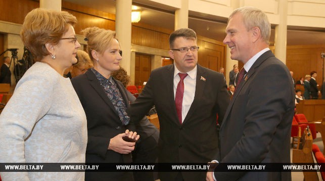 Депутаты в Овальном зале Дома правительства перед встречей с Президентом Беларуси