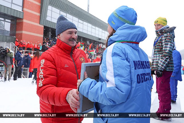 Александр Лукашенко вручает награды.