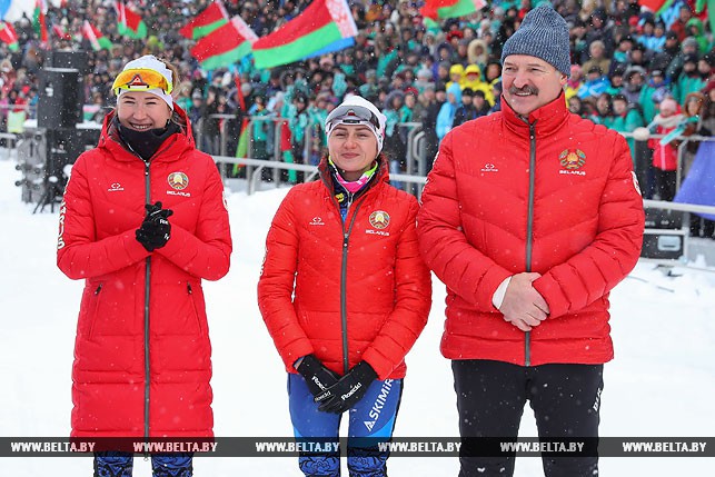 Олимпийские чемпионки Динара Алимбекова и Ириной Кривко и Александр Лукашенко.