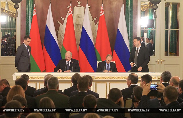 Александр Лукашенко и Владимир Путин во время подписания совместного заявления