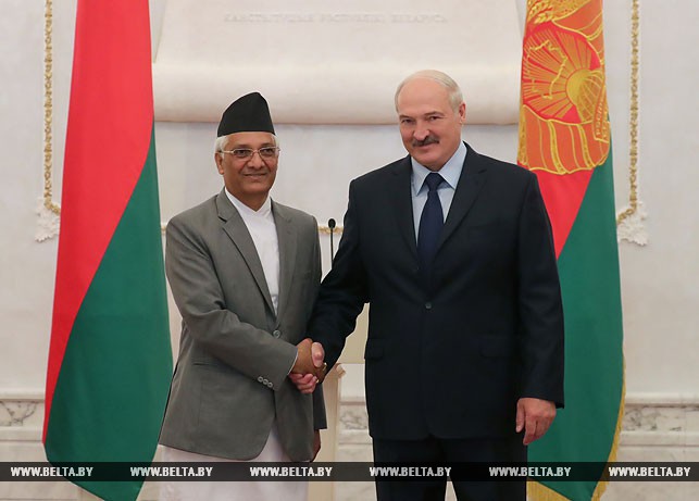Александр Лукашенко и Чрезвычайный и Полномочный Посол Непала в Беларуси Риши Рам Гхимире