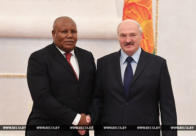 Александр Лукашенко и Чрезвычайный и Полномочный Посол Республики Конго в Беларуси Давид Мадука