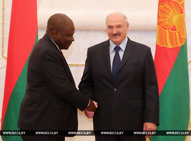 Александр Лукашенко и Чрезвычайный и Полномочный Посол Замбии в Беларуси Шедрек Чингембу Лувита