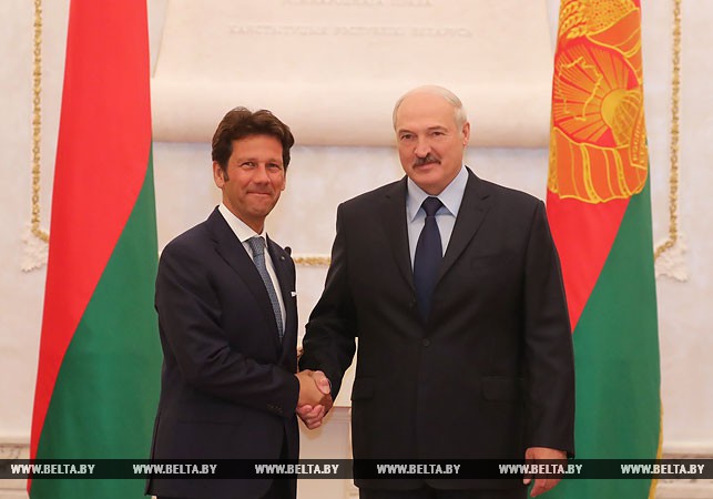 Александр Лукашенко и Чрезвычайный и Полномочный Посол Италии в Беларуси Марио Джорджо Стефано Бальди