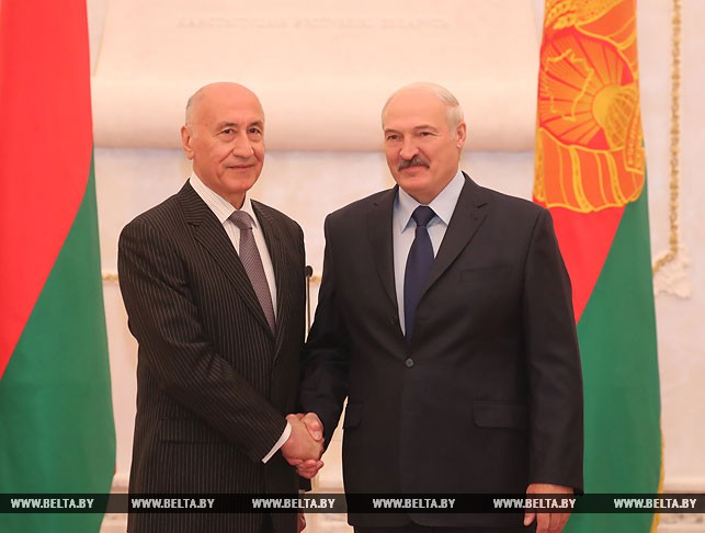 Александр Лукашенко и Чрезвычайный и Полномочный Посол Узбекистана в Беларуси Насирджан Юсупов