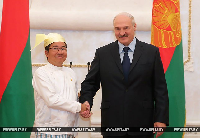 Александр Лукашенко и Чрезвычайный и Полномочный Посол Мьянмы в Беларуси Ко Ко Шейн