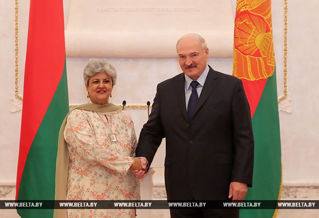 Александр Лукашенко и Чрезвычайный и Полномочный Посол Пакистана в Беларуси Лина Салим Моаззам